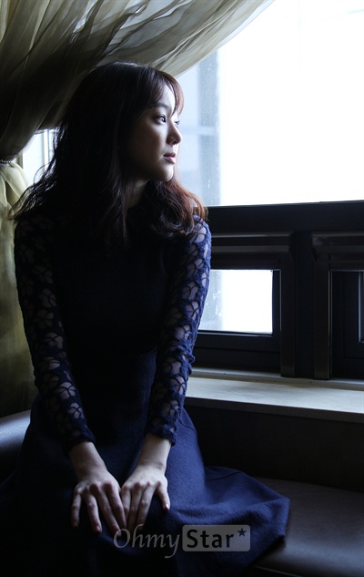  SBS월화드라마 <드라마의 제왕>에서 드라마 보조작가 이고은 역의 배우 정려원이 17일 오후 서울 소공동의 한 호텔에서 오마이스타와 인터뷰에 앞서 포즈를 취하고 있다.