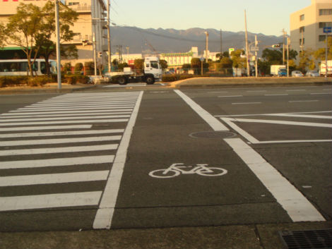 　　최근 횡단보도에 그려진 자전거 전용 표시입니다. 자전거 도로가 아닙니다. 일본에는 자전거 도로가 없습니다. 