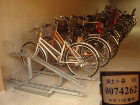 　　아파트에 설치된 자전거 보관소입니다. 대부분 달마다 정해진 돈을 냅니다. 사진 오른쪽 아래 부분은 오백 엔을 내면 경찰서 경찰서에서 붙여주는 자전거 도난방지 신고 스티커입니다. 