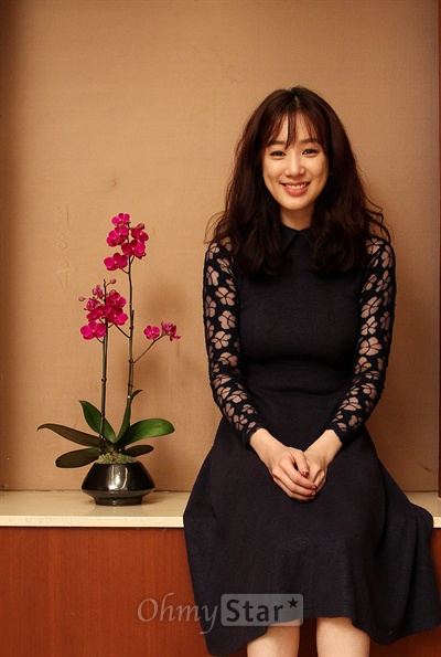  SBS월화드라마 <드라마의 제왕>에서 드라마 보조작가 이고은 역의 배우 정려원이 17일 오후 서울 소공동의 한 호텔에서 오마이스타와 인터뷰에 앞서 매력적인 미소를 짓고 있다.