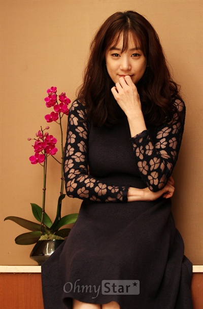  SBS월화드라마 <드라마의 제왕>에서 드라마 보조작가 이고은 역의 배우 정려원이 17일 오후 서울 소공동의 한 호텔에서 오마이스타와 인터뷰에 앞서 매력적인 포즈를 취하고 있다.
