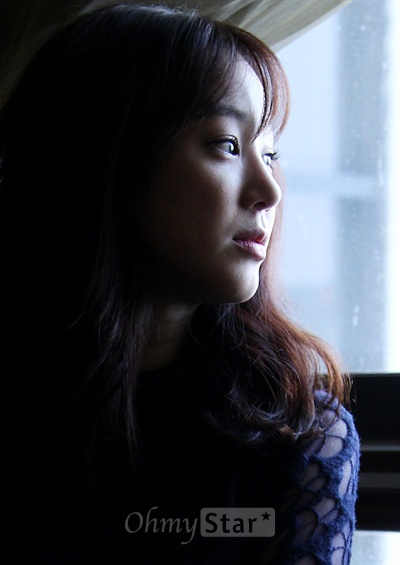  SBS월화드라마 <드라마의 제왕>에서 드라마 보조작가 이고은 역의 배우 정려원이 17일 오후 서울 소공동의 한 호텔에서 오마이스타와 인터뷰에 앞서 우수에 찬 눈빛을 보여주고 있다.