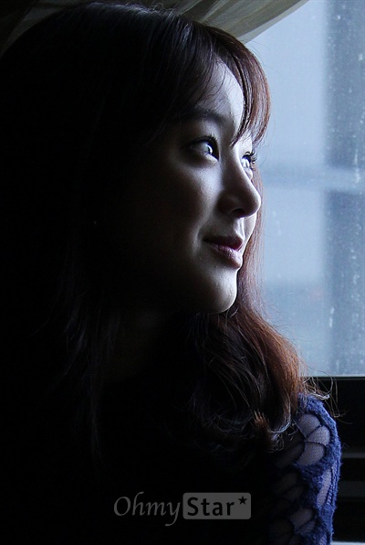  SBS월화드라마 <드라마의 제왕>에서 드라마 보조작가 이고은 역의 배우 정려원이 17일 오후 서울 소공동의 한 호텔에서 오마이스타와 인터뷰에 앞서 살며시 미소를 짓고 있다.