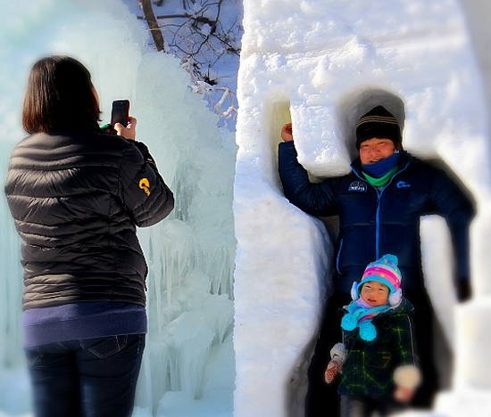 수락계곡 얼음축제를 찾은 관광객들이 눈조각과 함께 사진을 찍고 있다.
