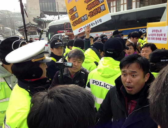 15일 오후 12시 10분 경, 제 18대 대통령직인수위원회가 있는 서울 삼청동 금융연수원 앞에서 경찰들이 인도를 점거하면서 1인시위를 하는 시민들과 마찰을 빚고 있다.