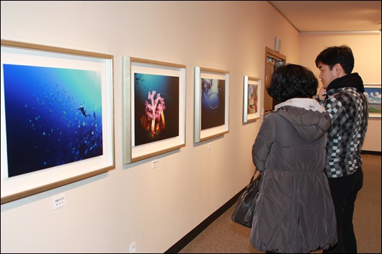 19일 순천문화예술회관에서 가진 아소포토클럽 사진전에서 한 시민이 유지수 작가의 작품을 구경하고 있다.