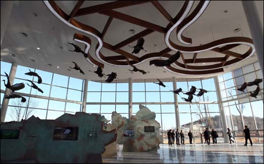 순천만국제정원박람회장 내 국제습지센터. 갈대로 만든 흑두루미가 하늘을 나는 모습을 형상화했다.
