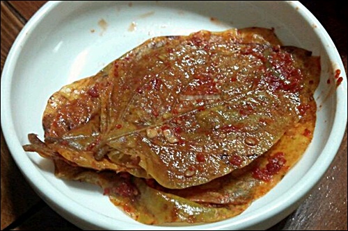 경남에서 맛이 먹는 콩잎 장아찌입니다.