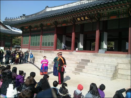 작년 11월 3일 서울문화재단의 주최로 덕수궁 함녕전 앞에서 열린 덕혜옹주 연극. 
