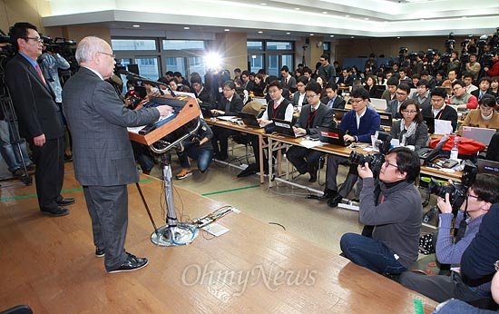  김용준 대통령직 인수위원장이 21일 오후 서울 종로구 삼청동 한국금융연수원 내 마련된 대통령직 인수위원회 공동기자회견장에서 청와대 비서실 개편안에 대해 브리핑을 하고 있다. 