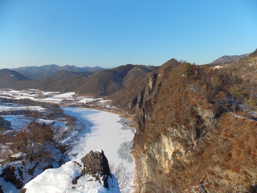 선돌 옆을 유유히 흘렀던 서강이 겨울 동장군에 의해 꽁꽁 얼게 됐다. 