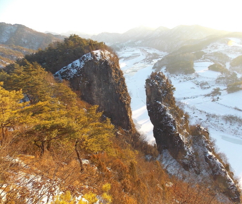 선돌 기묘한 형상의 선돌은 예로부터 많은 이들에게 사랑을 받아왔다.