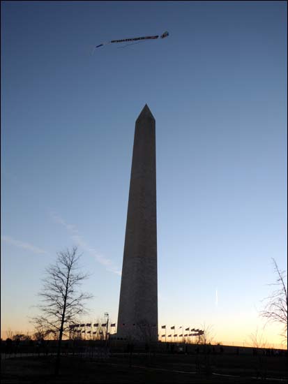 워싱턴의 명물인 '워싱턴 기념탑' 위에 연이 떠 있다. 연을 가까이 찍어보니 오바마 대통령의 얼굴과 미국 국기가 그려져 있었다. 