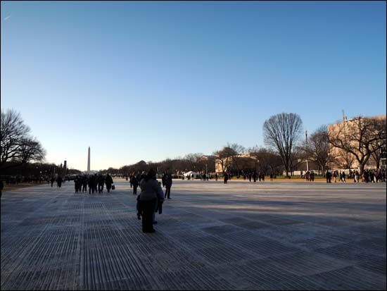 멀리 워싱턴 기념탑이 보이는 네셔널 몰. 취임식이 벌어진 의사당 바로 옆에 있는 광장으로 이곳에서 취임 경축 공연도 있다.