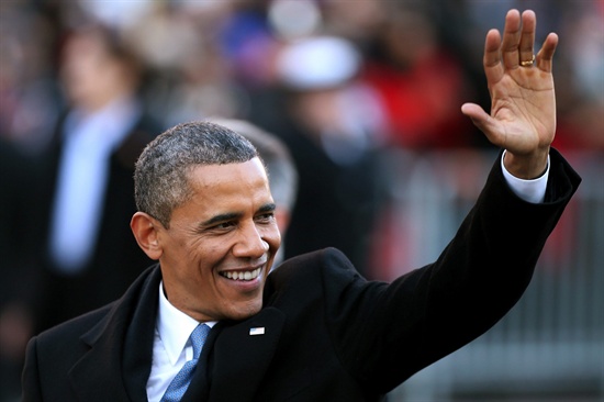버락 오바마 미국 대통령이 21일(현지시간) 워싱턴D.C.에서 열린 취임식 퍼레이드에서 시민들에게 손을 흔들고 있다.