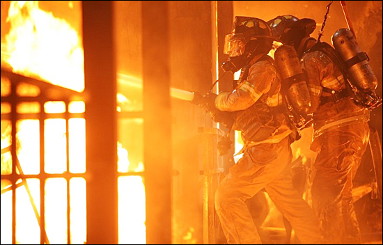 영화 <타워>의 한 장면. 고층 빌딩의 화재를 진압하기 위해 뛰어든 소방대원들.