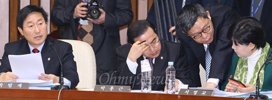민주통합당 최재천, 서영교, 박홍근 의원이 22일 오전 국회에서 열린 이동흡 헌법재판소장 후보자 인사청문회에서 귓속말을 나누고 있다. 왼쪽은 박범계 의원.