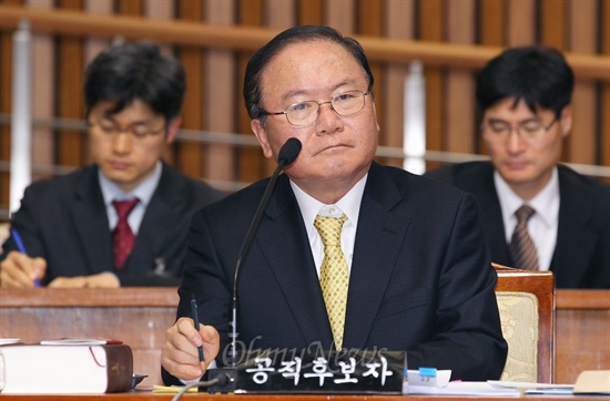 이동흡 헌법재판소장 후보자가 22일 국회 인사청문회에서 각종 의혹에 대해 해명하고 있다.