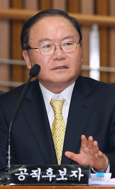 이동흡 헌법재판소장 후보자가 2013년 1월 22일 국회 인사청문회에서 각종 의혹에 대해 해명하고 있다.