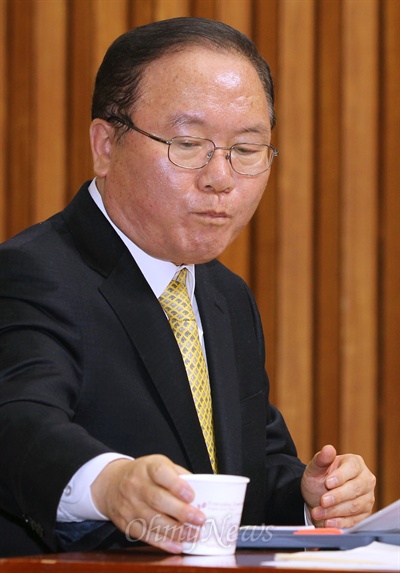이동흡 헌법재판소장 후보자가 지난 1월 22일 국회 인사청문회에서 답변도중 목을 축이고 있다.