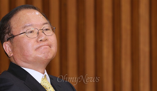 이동흡 헌법재판소장 후보자가 지난 1월 22일 국회 인사청문회에서 답변도중 곤혹스런 표정을 짓고 있다.