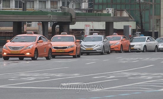정부가 택시를 대중교통 수단으로 인정하는 '대중교통 육성 및 이용촉진법(택시법') 개정안을 거부한 가운데, 22일 오전 중구 서울역 인근 도로에서 택시들이 줄을 지어 손님을 기다리고 있다.
