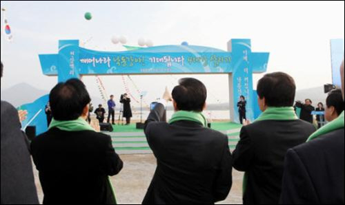 이명박 대통령(가운데 왼손 든 이)이 지난 2009년 12월 2일 대구 달성군 논공읍 낙동강 둔치에서 열린 낙동강살리기 희망선포식에 참석했다. 홍수를 예방한다고 했지만 4대강 공사는 서울 물폭탄을 전혀 막지 못했다.