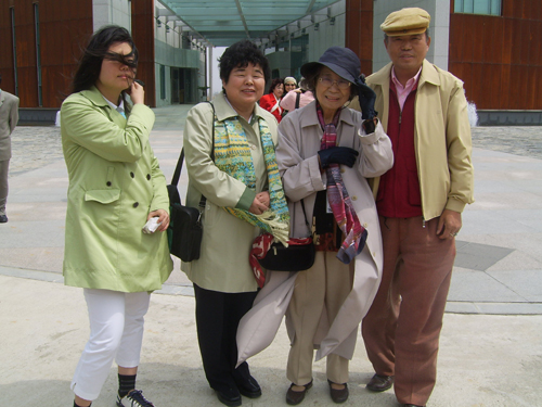 2006년 4월 23일 김대건 신부 탄생지인 충남 당진시 우강면 '솔뫼성지'에서 홍윤숙 원로시인과 우리 가족이 함께 했다. 바람이 몹시 부는 날이었다. 