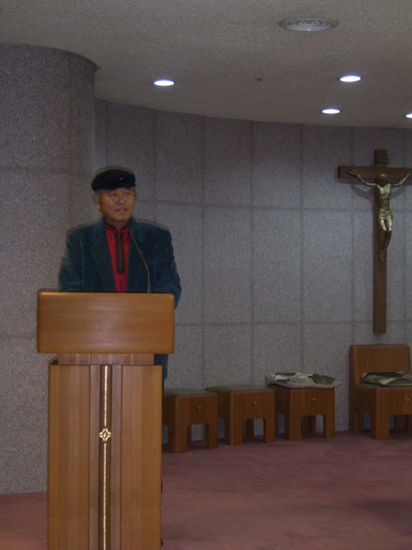 2012년 12월 9일 대전 탄방동성당에서 열린 대전가톨릭문학회의 시낭송회에서 구상 시인의 <길>과 내 자작시를 낭송했다. 가장 최근의 시낭송 모습이다.  