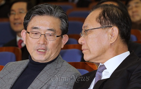  새누리당 황우여 대표와 이한구 원내대표가 23일 국회에서 열린 의원총회에서 얘기 나누고 있다.