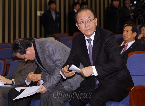  새누리당 황우여 대표가 23일 국회에서 열린 의원총회에서 모두발언을 하기 위해 자리에서 일어나고 있다.