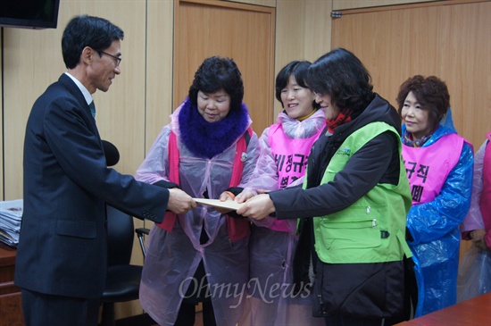  경북지역 학교비정규직 지부장단이 23일 오후 경북교육청을 찾아 박준 부교육감에게 결의문을 전달하고 있다.