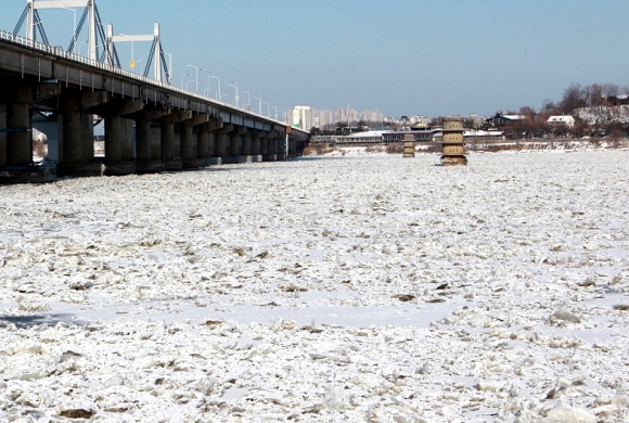 행주대료 인근의 한강이 얼었다 녹으면서 그위에 많은 유빙이 생겼다.
