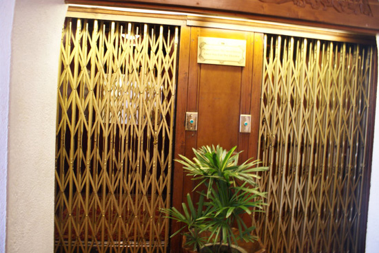 갈 페이스 호텔에는 100여 년 전 사용하던 수동식 엘리베이터가 있었다.