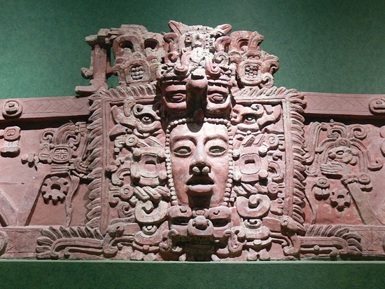 멕시코 시티 인류학국립박물관에 전시된 '마야 마스크'.