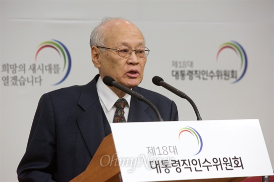 24일 오후 박근혜 대통령 당선인으로부터 국무총리 후보로 지명된 김용준 인수위원장이 기자회견을 하고 있다.