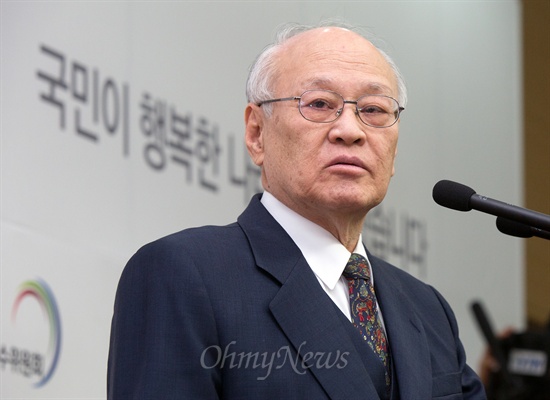 지난 24일 오후 박근혜 대통령 당선인으로부터 국무총리 후보로 지명된 김용준 인수위원장이 기자회견을 하고 있다.