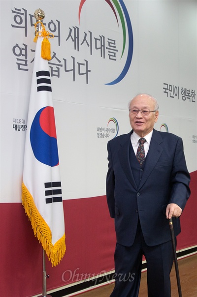 24일 오후 박근혜 대통령 당선인으로부터 국무총리 후보로 지명된 김용준 인수위원장이 서울 삼청동 인수위 기자회견장에서 회견을 마친 뒤 내려오고 있다.