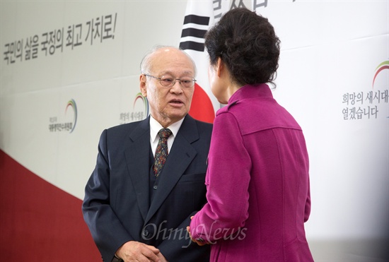 24일 오후 서울 삼청동 대통령직 인수위 기자회견장에서 박근혜 대통령 당선인과 국무총리 후보로 지명된 김용준 인수위원장이 이야기를 나누고 있다.