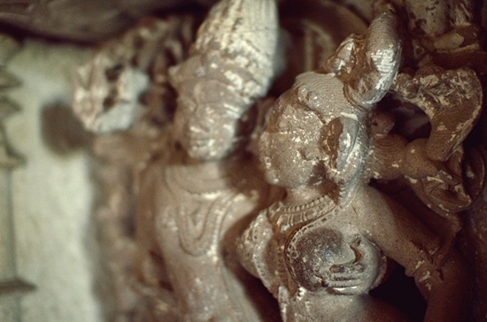 카주라호의 사원들은 인도의 많은 사원들중에서 에로틱한 조각으로 특히 유명한 곳이다. 명불허전이라고 카주라호의 거의 모든 사원에서는(한군데에만 없다고 한다) 성적인 모습을 형상화한 조각들을 볼 수 있다. 하지만 조각의 묘사는 지극히 남성 중심적인 시각을 보여주고 있다.
