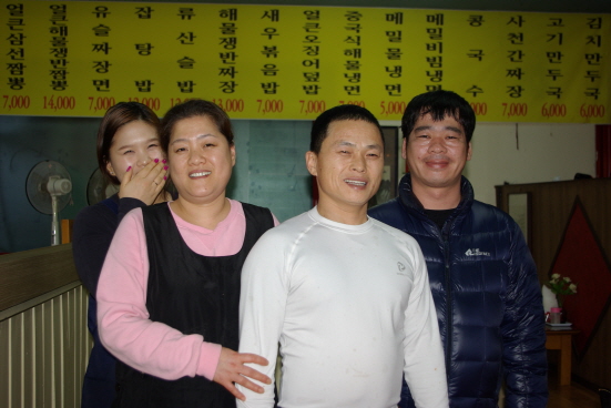 왼쪽부터 둘째 딸 최민지, 아내 박재임, 대표 최복천, 종업원 설종준 씨다. 일종의 가족 기업인 셈이다. 