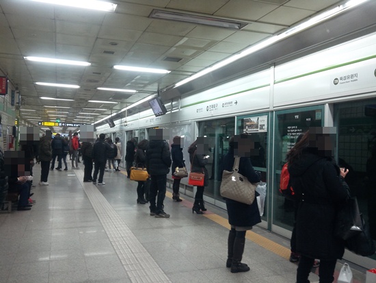 지하철 7호선 승강장에서 승객들이 도봉산 방면 전동차를 기다리고 있다.