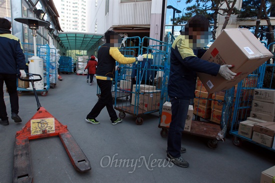 신세계그룹 이마트의 노조탄압 사례가 언론보도를 통해 알려지고 있는 가운데 지난 1월 25일 오후 서울 은평구 이마트 매장앞에서 직원들이 상품이 든 박스를 정리하고 있다.