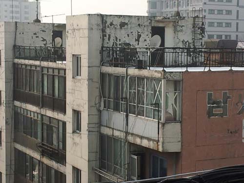 서울시 영등포구 신길동 남서울아파트. 베란다마다 녹이 슬어 녹물이 굳어있다. 아파트 벽면에는 동서남북으로 갈라진 자국이 선명하다. 페인트로 쓴 '남서울'이라는 세 글자는 빛이 바랬다. 