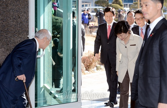 총리 후보자로 지명된 김용준 인수위원장이 25일 오후 서울 삼청동 대통령직 인수위에서 경제1분과 업무보고를 받기위해 들어서는 박근혜 당선인을 마중나와 있다.
