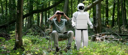 영화 <로봇 앤 프랭크>의 한 장면  할아버지와 로봇은 진짜 친구가 될 수 있을까...