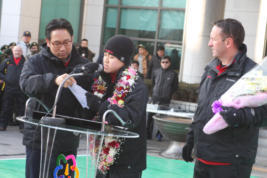  성화봉송주자인 송기보 선수가 환영해주어서 감사하고, 스페셜 올림픽 기간 동안 응원해달라는 인사를 하고 있다. 