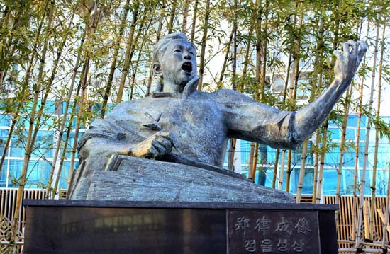 광주에 있는 '정율성 거리전시관' 입구에 서있는 정율성상. 이 흉상은 중국에서 만들어 그의 생가가 있는 광주로 왔다.