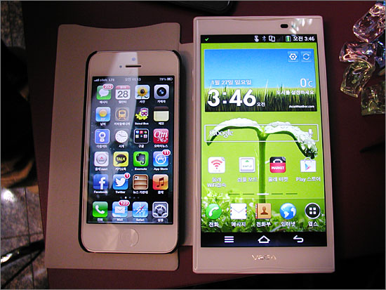 팬택에서 28일 선보인 5.9인치 풀HD 스마트폰 베가 넘버6(오른쪽)과 4인치 아이폰5 