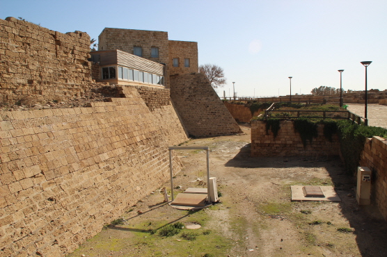 중세도시의 해자와 성벽